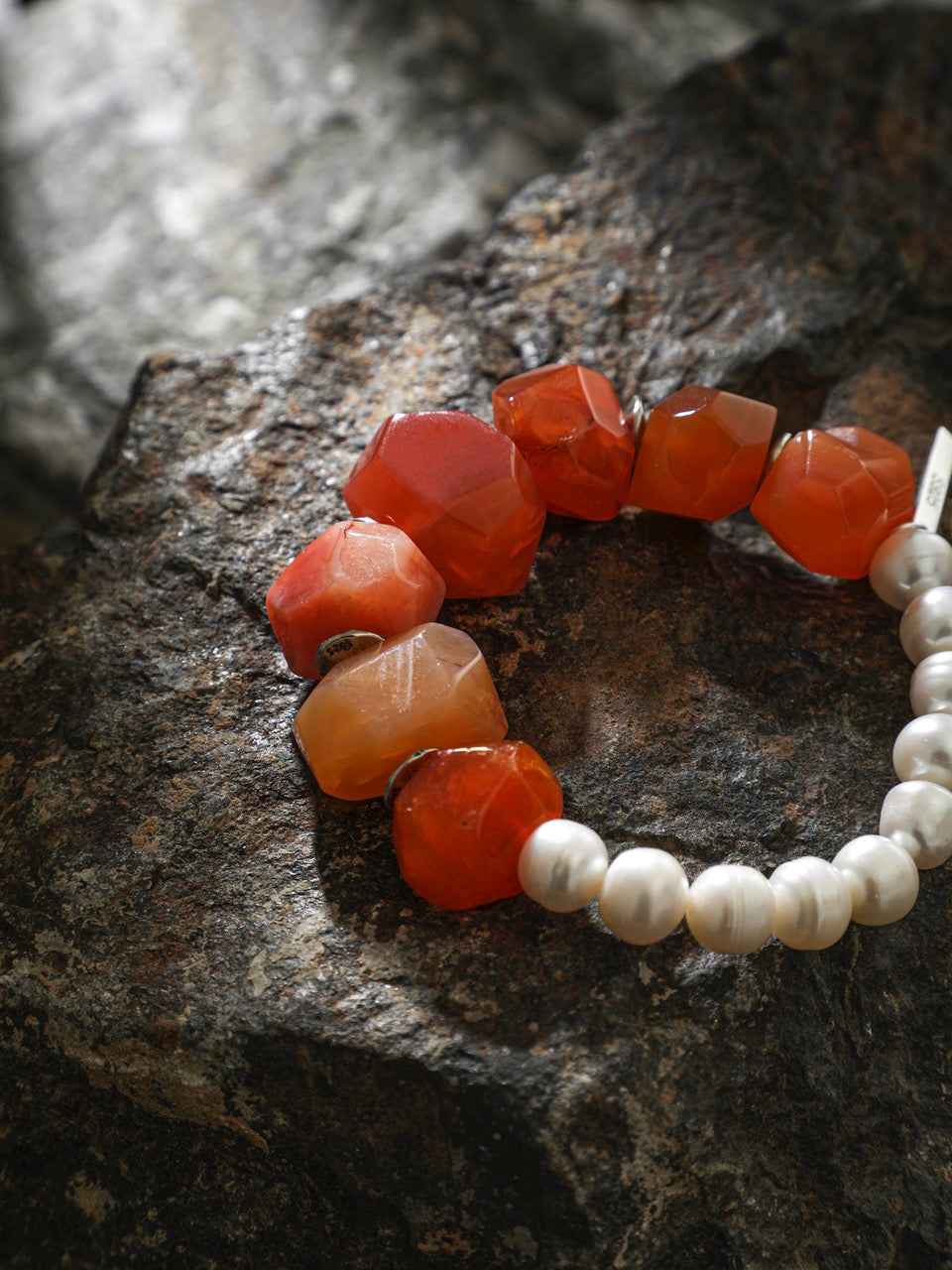 BLAZING VEIN · Red Agate & Pearl Bracelet